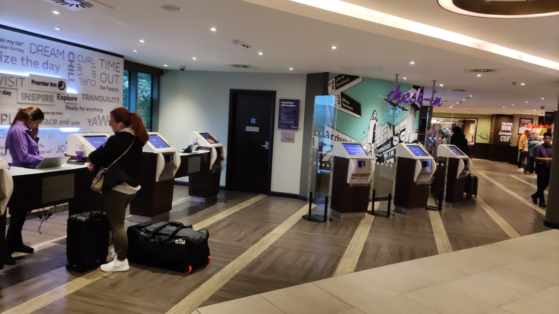 倫敦旅館牆上印著文學金句的自助報到區