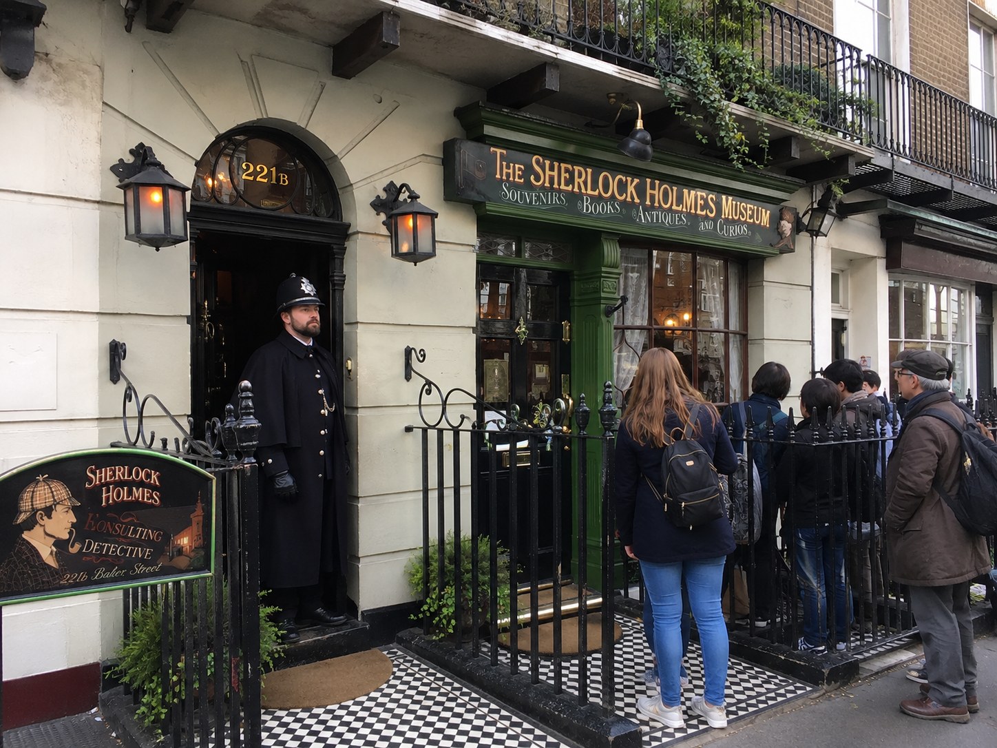 貝克街 221B 福爾摩斯博物館門口的維多利亞警察